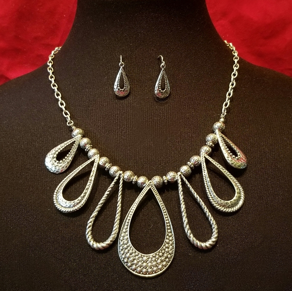Story by Davinci Filigree Hammered Drop Necklace & Earring Set Hammered metal